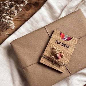 Embalagem de voucher feita em madeira de carvalho com gravação e flores secas. Presentes em dinheiro embalados de forma original. Presente de casamento Presente de aniversário