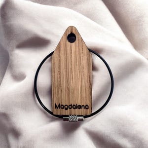Keyring personalized with name made of oak I Handmade from wood with engraving I Woodbeat Manufactory