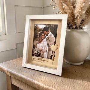 Personalisierter Bilderrahmen mit Holzeinsatz - Bilderrahmen mit gravierten Passepartout aus Holz (Personalisiertes Geschenk)