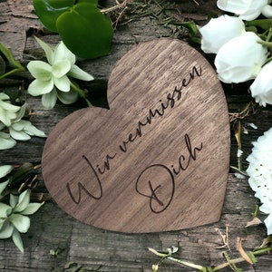 Décoration funéraire en bois cœur en noyer "tu nous manques" carte de deuil message de deuil