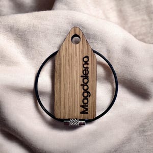 Keyring personalized with name made of oak I Handmade from wood with engraving I Woodbeat Manufactory