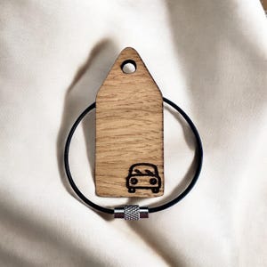 Schlüsselanhänger Auto aus Eiche I Handgemacht aus Holz mit Gravur I Woodbeat Manufaktur