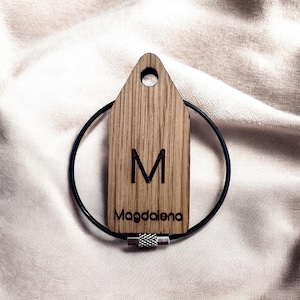 Keyring personalized with name made of oak I Handmade from wood with engraving I Woodbeat Manufactory
