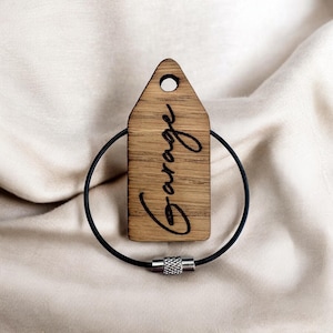 Keychain Garage made of oak I Handmade from wood with engraving I Woodbeat Manufactory