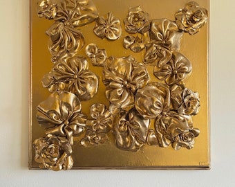 3D Gold Gips Wand Kunst Skulptur Wohnkultur. Luxuriöser moderner Ton auf Gold-Chrom-Platte. Abstrakte Blumenkunst auf Leinwand für die Inneneinrichtung