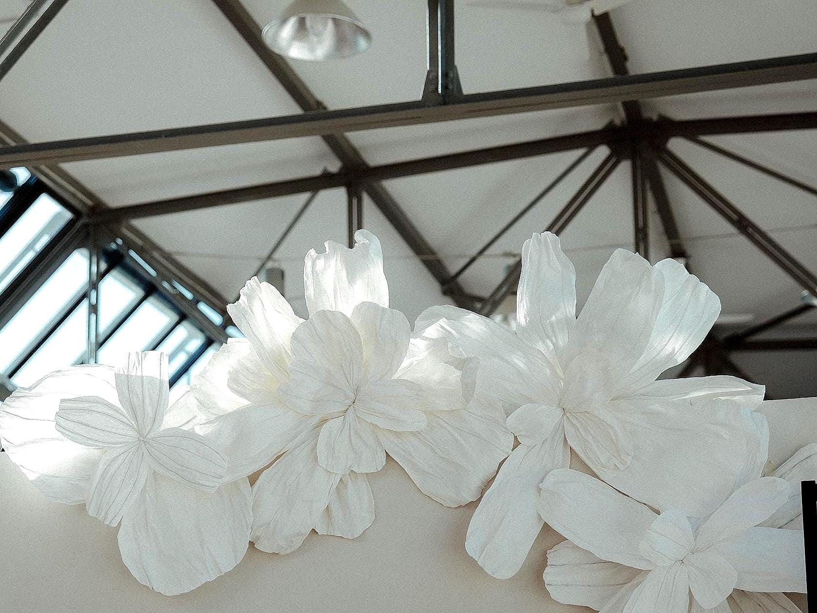 Abstrakte Hochzeit Kulisse riesige Krepppapierblumen, perfekt für das Hinzufügen einen Hauch von Eleganz und künstlerischen Charme für Ihre Veranstaltung. Riesige Blüten