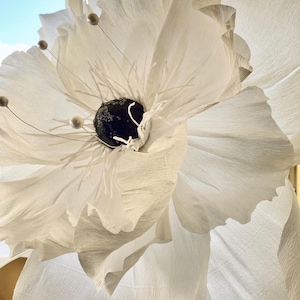 Papavero gigante bianco, teste di fiori di carta larghe 60 cm e 40 cm con steli alti per matrimoni ed eventi. Perline al centro facoltative. Enorme.