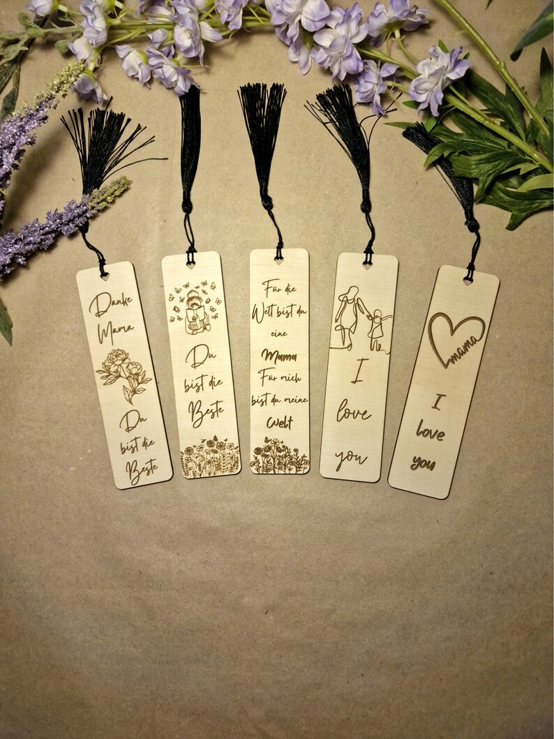 Personalisiertes Holz Lesezeichen mit schwarzer Quaste für Mama Handgefertigt Verschiedene Motive Geschenk für Muttertag, Mama Bild 2