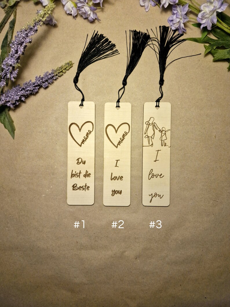 Personalisiertes Holz Lesezeichen mit schwarzer Quaste für Mama Handgefertigt Verschiedene Motive Geschenk für Muttertag, Mama Bild 6