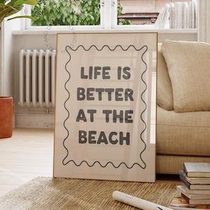 Życie jest lepsze na plaży Wydrukuj Nadmorska Wnuczka Wschodnie Wybrzeże Sztuka Ścienna Preppy Beachy Wystrój Domu Modny Przygotowywanie Plakat Fajna Dziewczyna