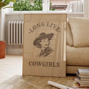 Long Live Cowgirls ウエスタンウォールアート トレンディでキュートなカウガール、クールな女の子の寝室装飾、ヴィンテージカントリープリント、楽しいレトロワイルドウェストカウボーイ寮ポスター