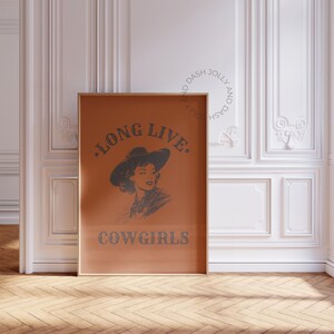 Long Live Cowgirls ウエスタンウォールアート トレンディでキュートなカウガール、クールな女の子の寝室装飾、ヴィンテージカントリープリント、楽しいレトロワイルドウェストカウボーイ寮ポスター
