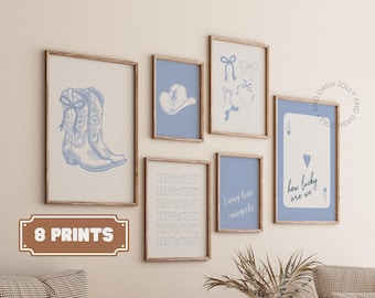 Puede incluir: Conjunto de ocho impresiones de arte de pared imprimibles en azul y blanco con varios diseños, que incluyen botas de vaquero, un sombrero de vaquero, lazos y texto que dice "how lucky are we" y "howdy".