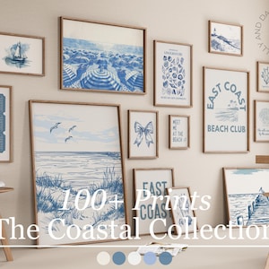 Peut inclure: Une collection de plus de 100 impressions sur le thème côtier dans différents styles et couleurs, y compris des coquillages, des phares et des scènes de plage. Les impressions sont affichées sur un mur avec des cadres en bois et sont disposées en grille. Le texte "100+ Prints The Coastal Collection" est affiché en bas de l'image.