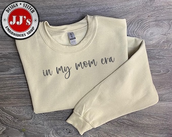 Sudadera bordada personalizada en la era de mi mamá, sudadera bordada para el hogar, cuello redondo personalizado, personalizada con tus palabras
