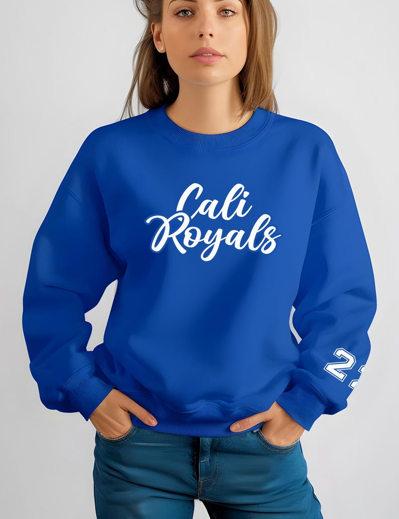 Puede incluir: Sudadera azul real con el texto "Cali Royals" en escritura blanca en el pecho. El n&uacute;mero "22" est&aacute; impreso en blanco en la manga izquierda. La sudadera es de cuello redondo.