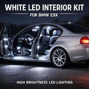 Peut inclure: Berline BMW E9X argentée avec éclairage intérieur LED blanc. Les portes de la voiture sont ouvertes, mettant en valeur les lumières intérieures vives. Le texte sur l'image indique "WHITE LED INTERIOR KIT FOR BMW E9X" et "HIGH BRIGHTNESS LED LIGHTING".
