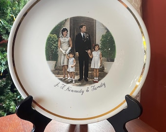 JFK and Family Commemorative Collectable Plate Old Democrat John F Kennedy Jackie 9.25” Vintage