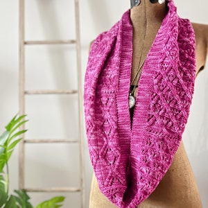 KNITTING PATTERN / Chanthaburi Stitch Switch Cowl / Fingering Weight Yarn / Knit Cowl Pattern / Adventurous Knit / Infinity Cowl