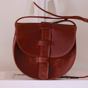 Sac bandoulière femme en cuir de qualité, Petit sac femme en cuir cognac mat, Sac femme en cuir véritable, Idée cadeau d'anniversaire femme