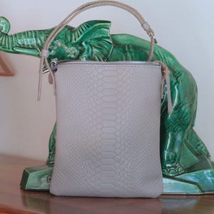Hochwertige Damen-Ledertasche, kleine Damentasche mit mattem Python-Print, graue Echtledertasche für Damen, Geschenkidee zum Geburtstag für Frauen