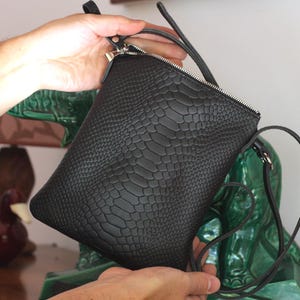 Sac femme en cuir de qualité, Petit sac femme noir avec motif python, Sac cuir véritable pour femme, Idée cadeau d'anniversaire pour femme