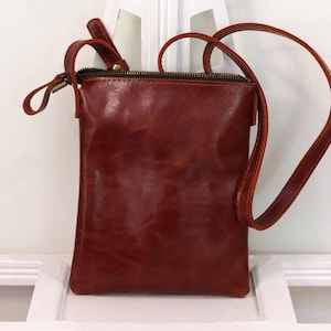 Petit sac femme en cuir de qualité, Sac bandoulière femme en cuir marron brillant, Sac femme cuir véritable, Idée cadeau pour anniversaire