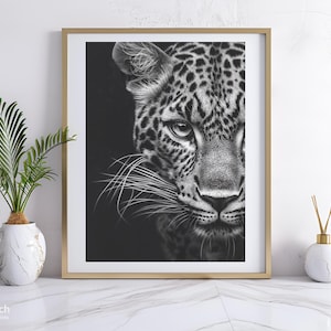 Peut inclure: Photographie en noir et blanc en gros plan d'un visage de l&eacute;opard. La fourrure du l&eacute;opard est tachet&eacute;e et l'image est encadr&eacute;e dans un cadre dor&eacute;.
