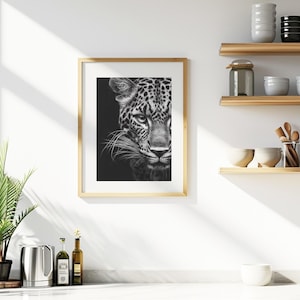 Peut inclure: Photographie en noir et blanc d'un visage de l&eacute;opard, imprim&eacute;e sur une toile encadr&eacute;e. La toile est accroch&eacute;e &agrave; un mur blanc dans un d&eacute;cor de cuisine.
