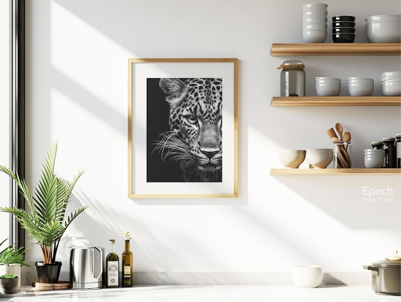 Peut inclure: Photographie en noir et blanc d'un visage de l&eacute;opard, imprim&eacute;e sur une toile encadr&eacute;e. La toile est accroch&eacute;e &agrave; un mur blanc dans un d&eacute;cor de cuisine.