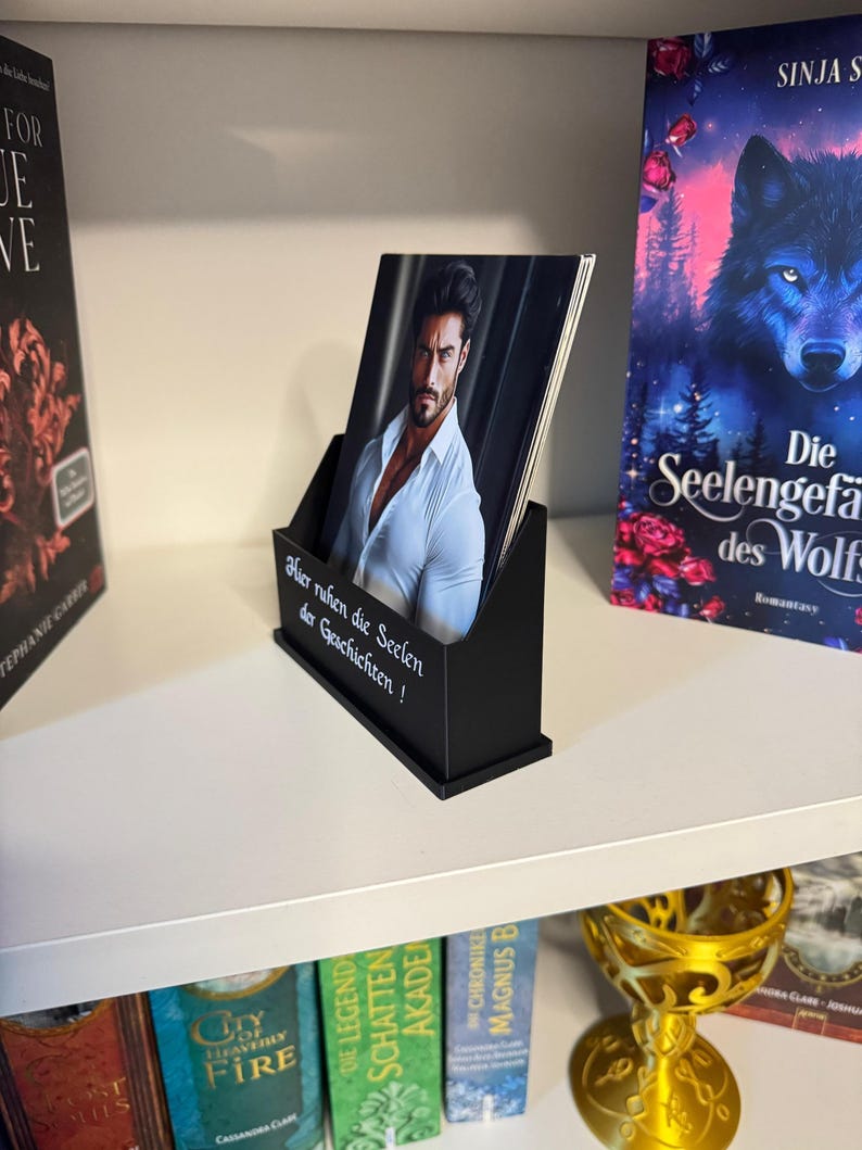 Book character card holders in various colors with a choice of saying, ideal for bookies, BookTok, Bookstagram and as a gift for readers. image 5