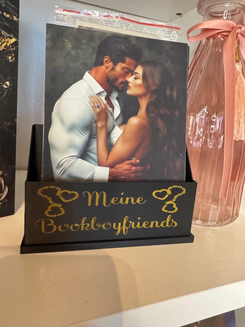 Book character card holders in various colors with a choice of saying, ideal for bookies, BookTok, Bookstagram and as a gift for readers. image 10