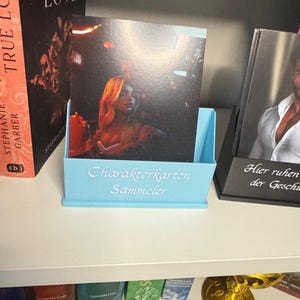 Book character card holders in various colors with a choice of saying, ideal for bookies, BookTok, Bookstagram and as a gift for readers. image 7