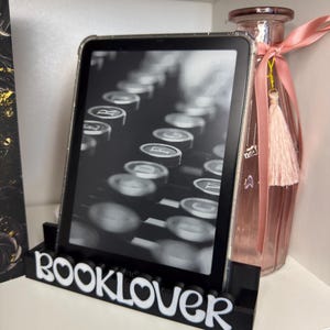 Soporte para lector de libros electrónicos Kindle, Tolino, Pocketbook y más. Soporte con frases intercambiables. Regalo ideal para amantes de los libros. BookTok Bookish. imagen 5