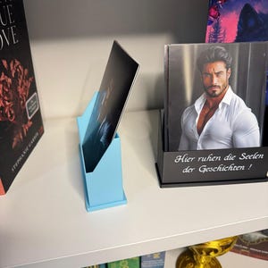 Book character card holders in various colors with a choice of saying, ideal for bookies, BookTok, Bookstagram and as a gift for readers. image 8