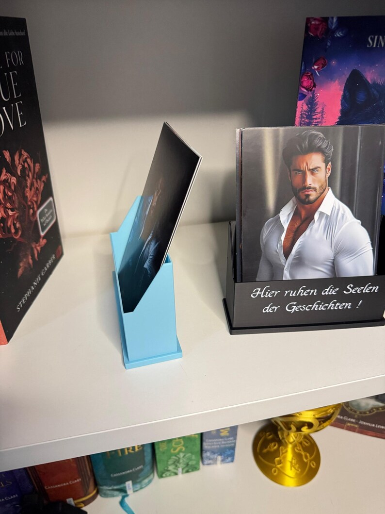 Book character card holders in various colors with a choice of saying, ideal for bookies, BookTok, Bookstagram and as a gift for readers. image 8