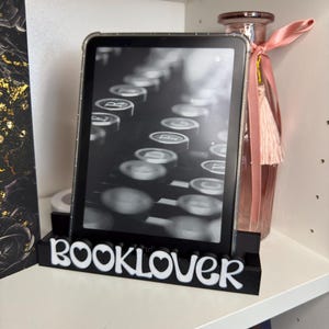 Soporte para lector de libros electrónicos Kindle, Tolino, Pocketbook y más. Soporte con frases intercambiables. Regalo ideal para amantes de los libros. BookTok Bookish. imagen 6