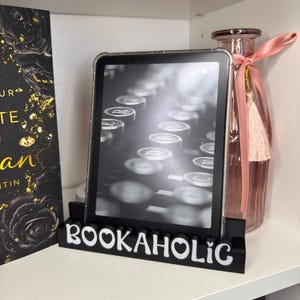 Soporte para lector de libros electrónicos Kindle, Tolino, Pocketbook y más. Soporte con frases intercambiables. Regalo ideal para amantes de los libros. BookTok Bookish. imagen 8