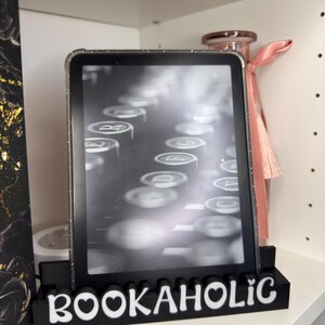 Soporte para lector de libros electrónicos Kindle, Tolino, Pocketbook y más. Soporte con frases intercambiables. Regalo ideal para amantes de los libros. BookTok Bookish. Bookaholic