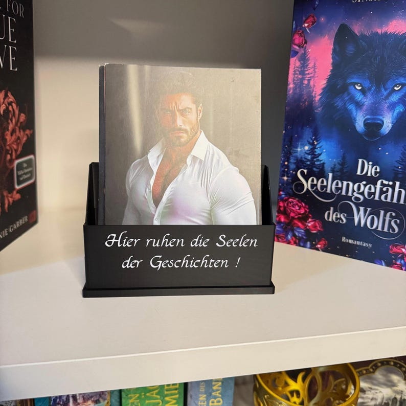 Book character card holders in various colors with a choice of saying, ideal for bookies, BookTok, Bookstagram and as a gift for readers. image 2