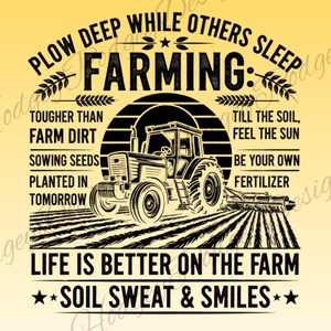 Può includere: Grafica in bianco e nero con un trattore che ara un campo, con il testo "Farming: Più duro della terra agricola, seminando semi piantati domani." Il testo aggiuntivo include "La vita è migliore in fattoria."