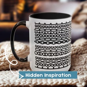 Puede incluir: Taza de cerámica blanca con interior y asa negros. La taza presenta un diseño de patrón geométrico en blanco y negro. El texto "Hidden Inspiration" se muestra en la parte inferior de la taza.