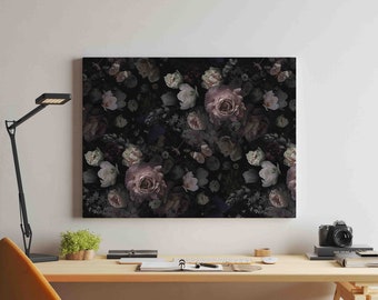 Puede incluir: Una gran impresión artística en lienzo con un diseño floral oscuro, que presenta rosas y otras flores en tonos morados, rosas y blancos sobre un fondo negro. La obra de arte se exhibe en una pared sobre un escritorio de madera.
