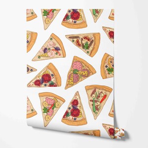 Könnte beinhalten: Ein nahtloses Muster mit verschiedenen Pizzastücken mit verschiedenen Belägen, darunter Pepperoni, Wurst, Pilze und Gemüse. Die Pizzastücke sind in einem sich wiederholenden Muster auf weißem Hintergrund angeordnet.