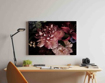 Puede incluir: Una impresión enmarcada de un arreglo floral con peonías rosas, un lirio rojo y otras flores en tonos de verde, morado y blanco. Las flores están dispuestas sobre un fondo oscuro.