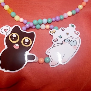 Stickers Chat blanc avec papillons, chat noir avec cœur