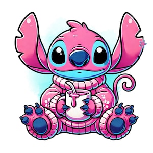Op de afbeelding: Een roze Stitch-personage met blauwe ogen en een brede glimlach draagt een roze trui en houdt een witte mok vast met een roze drankje. Het personage heeft grote oren en een gekrulde staart.