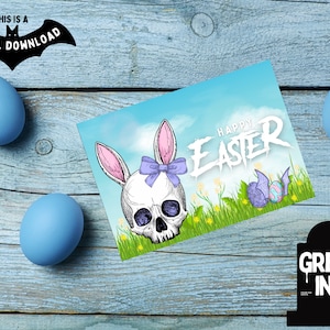 Puede incluir: Una descarga digital de una tarjeta de felicitación con una calavera blanca con orejas de conejo rosas y un lazo morado. La calavera está frente a un cielo azul con nubes blancas y hierba verde. El texto "Happy Easter" está escrito en una fuente negra estilizada.