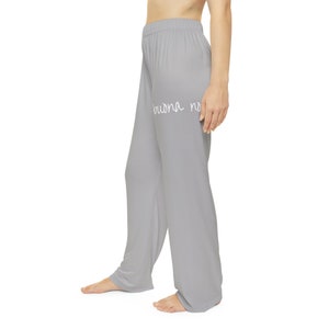 Puede incluir: Pantalón de pijama gris con el texto "buona notte" en escritura blanca.
