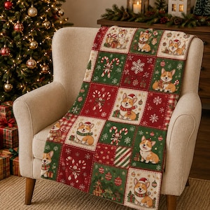 Könnte beinhalten: Eine rechteckige Wohndecke mit einem wiederkehrenden Patchwork-Muster aus Corgi-Hunden mit Weihnachtsmützen und Schals, durchsetzt mit Zuckerstangen, Schneeflocken und Weihnachtskugeln in einer festlichen Farbpalette aus Dunkelrot und Tannengrün.
